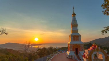 zaman atlamalı günbatımı Patong dağ tepe üzerinde wat DOI Thepnimit Tapınağı pagoda arkasında Patong beach city scape ile birlikte görebilirsiniz