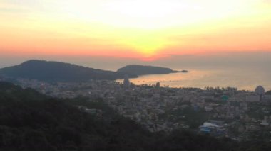 Patong dağ en yüksek üzerinde var orada tapınak görebilirsiniz DOI Thepnimit temple.on güzel bir pagoda Patong beach çevresinde 