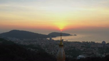 havadan görünümü sahne günbatımı üzerinde Patong mountainon en yüksek DOI Thepnimit Tapınağı pagoda yukarıda tapınağın Patong beach çevresinde görebilirsiniz 