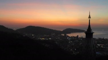 havadan görünümü sahne günbatımı üzerinde Patong mountainon en yüksek DOI Thepnimit Tapınağı pagoda yukarıda tapınağın Patong beach çevresinde görebilirsiniz 