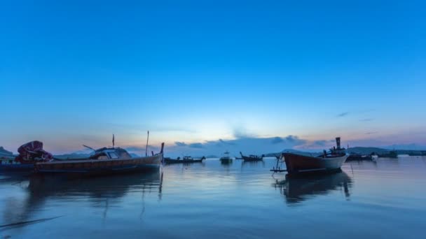 从海边发出的晨光 对停在拉威海滩的渔船的反思 — 图库视频影像