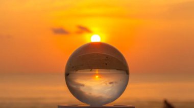 Timelapse küre kristal cam top gündoğumu deniz manzarası, Phuket Adası sahilinde küresel bakış açısı ile ortaya koymaktadır.