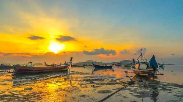 Süßer Sonnenaufgang Über Fischerbooten Strand Morgenlicht Leuchtet Vom Rand Des — Stockfoto