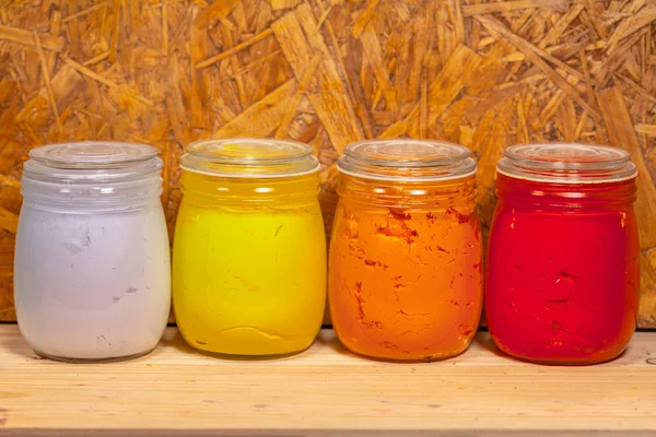 Cat Warna Warni Dengan Warna Warni Pada Botol Kaca Pencetakan — Stok Foto