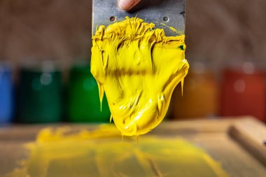 sarı renk üzerinden el serigrafi baskı tee gömlek tee gömlek fabrikası sırasında damlayan.