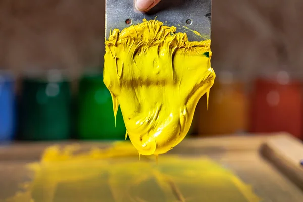 Color Amarillo Goteando Serigrafía Mano Durante Impresión Camiseta Fábrica Camisetas —  Fotos de Stock