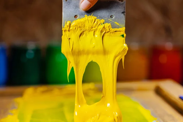 Colore Giallo Gocciolante Dalla Stampa Mano Dello Schermo Durante Stampa — Foto Stock