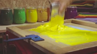 Sarı mürekkep kırmızı tee gömlek yazdırma. tee gömlek ve kumaş üzerine baskı için baskı mürekkep