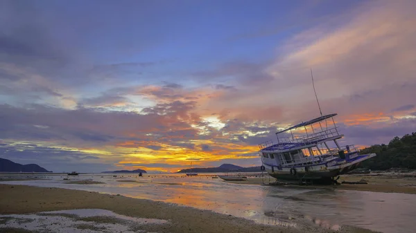 Piękne Niebo Wschodzie Słońca Nad Łodzie Rybackie Rawai Phuket Tajlandia — Zdjęcie stockowe