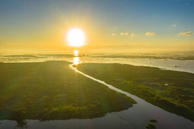 Havadan görünümü Thale Noi Kuş Gözlem Kulesi Phatthalung yukarıda. Thale Noi Tayland en büyük Gölü ikincisidir. Göl bir bol kaynağı su kuşları Habitat deniz gıda kaynağı besindir.