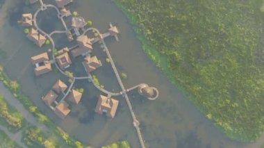 Bitki ve hayvan koruma merkezi ve talay Noi Phatthalung Tayland kuş izlerken kule simge yukarıda hava üst görünümü.