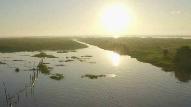 Luftaufnahmen Des Schönen Sonnenuntergangs Über Dem Kanal — Stockvideo