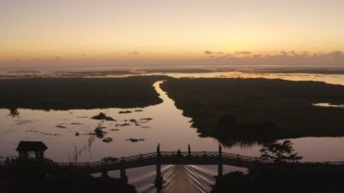 Thale Noi waterbird Sanctuary. talay Noi hava görünümü gündoğumu Thale Noi kuş gözlemciliği kule Tayland üst görünümünde en büyük göl ikinci. Patthalung eyaletindeki Thale Noi Gölü, su kuşları habitatı için bol miktarda gıda kaynağıdır.