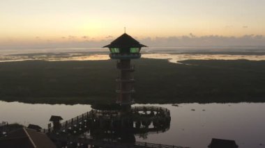 Thale Noi waterbird Sanctuary. talay Noi hava görünümü gündoğumu Thale Noi kuş gözlemciliği kule Tayland üst görünümünde en büyük göl ikinci. Patthalung eyaletindeki Thale Noi Gölü, su kuşları habitatı için bol miktarda gıda kaynağıdır.
