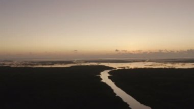 Thale Noi waterbird Sanctuary. talay Noi hava görünümü gündoğumu Thale Noi kuş gözlemciliği kule Tayland üst görünümünde en büyük göl ikinci. Patthalung eyaletindeki Thale Noi Gölü, su kuşları habitatı için bol miktarda gıda kaynağıdır.