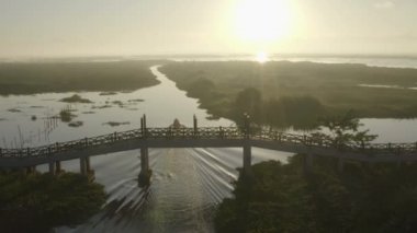 Thale Noi waterbird Sanctuary. talay Noi hava görünümü gündoğumu Thale Noi kuş gözlemciliği kule Tayland üst görünümünde en büyük göl ikinci. Patthalung eyaletindeki Thale Noi Gölü, su kuşları habitatı için bol miktarda gıda kaynağıdır.