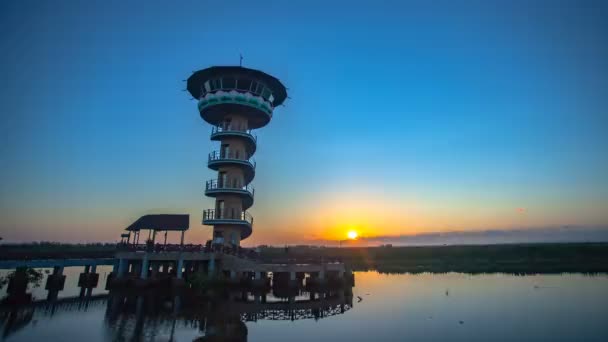 时光流逝的风景日出在泰国塔莱诺伊 法特龙观鸟塔地标 — 图库视频影像