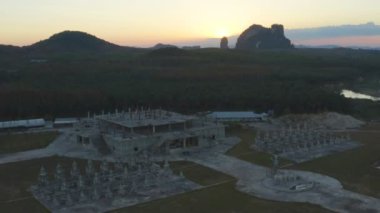 Tungsong Nakornsrithammarat Tayland 'daki büyük tarlada gün batımında birçok Buda heykeli