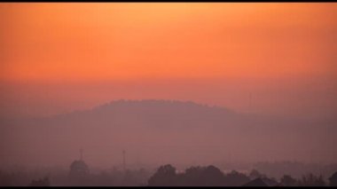 dağ Surat Thani Tayland yukarıda gündoğumu sırasında üfleme sanayi Timelapse gündoğumu dağın arkasında füme