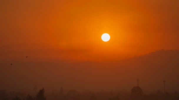 时光流逝的日出背后的山熏制的工业吹在日出以上的山在素叻他尼泰国 — 图库视频影像