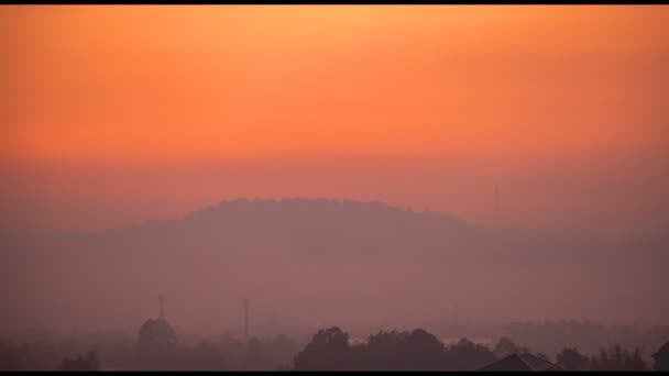 Timelapse Amanecer Detrás Montaña Ahumado Industria Soplando Durante Amanecer Por — Vídeos de Stock