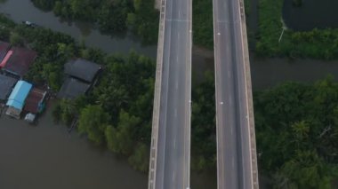 Tapee Nehri Surat Thani Tayland köprüden Sri Surat yukarıda hava fotoğrafçılığı günbatımı