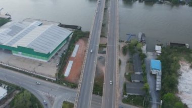 Tapee Nehri Surat Thani Tayland köprüden Sri Surat yukarıda hava fotoğrafçılığı günbatımı