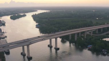 Tapee Nehri Surat Thani Tayland köprüden Sri Surat yukarıda hava fotoğrafçılığı günbatımı