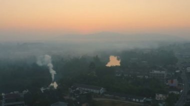 dağ Surat Thani Tayland yukarıda gündoğumu sırasında üfleme endüstrisi gelen hava fotoğrafçılığı füme