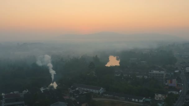 Fotografia Aerea Fumata Dall Industria Soffiando Durante Alba Sopra Montagna — Video Stock