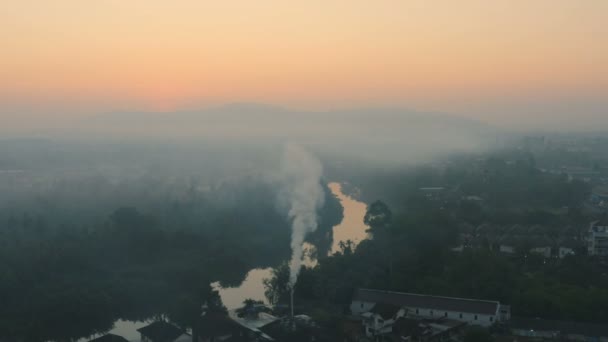 Воздушная Фотография Курят Промышленности Дует Время Восхода Солнца Над Горой — стоковое видео