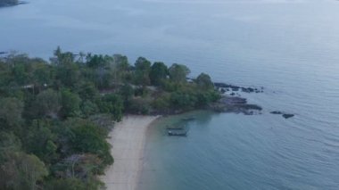 Kwang beach Krabi.the eski ağaç Kwang beach Krabi Tayland plaj yanındaki kayaya günbatımında havadan görünümü