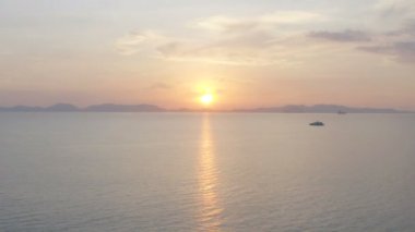 Kwang beach Krabi.the eski ağaç Kwang beach Krabi Tayland plaj yanındaki kayaya günbatımında havadan görünümü