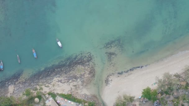 光ビーチ Krabi 古い木光ビーチ クラビのビーチの横にある岩の上で空中写真夕日 — ストック動画