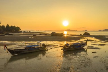 Tup Kaek beach Kwang plaj ve düşük gelgit sırasında sigara Nak dağ yakın