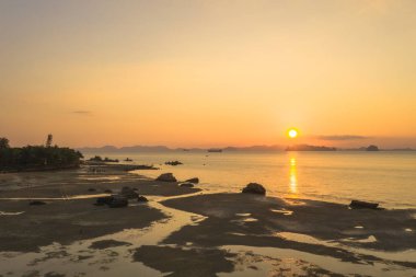 Tup Kaek beach Kwang plaj ve düşük gelgit sırasında sigara Nak dağ yakın