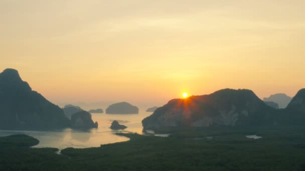 Samaed Nangshe 視点での空中ビュー日の出 サメット Nangshe 諸島の多くの島々 パンガー湾 — ストック動画