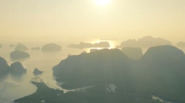 samaed Nangshe bakış açısıyla hava görünümü gündoğumu. Phang Nga Körfezi 'nde samed Nangshe Takımadaları birçok adalar 