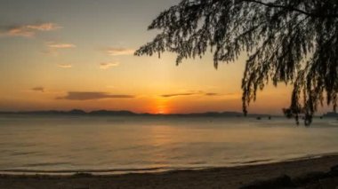 Kwang beach ya da geyik plaj gün batımında orada Kwang beach Krabi Tayland ortasında bir küçük ada adı Kwang ada var