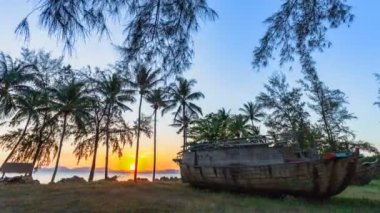 Timelapse eski görünmeyen tekne şeker tanker Krabi Thailand Kwang kumsalda otopark büyük teak ahşap tarafından yapılan 