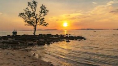 Kwang beach ya da geyik plaj gün batımında orada Kwang beach Krabi Tayland ortasında bir küçük ada adı Kwang ada var