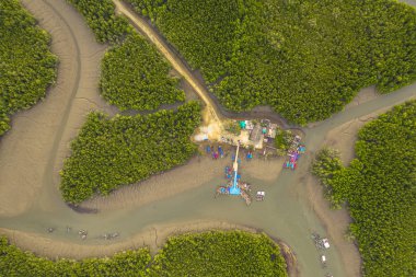 Hava üstten görünüm mangrov orman Samed Nangshe adalar Phang Nga Tayland, Baan Hinrom iskele