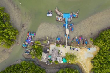 Hava üstten görünüm mangrov orman Samed Nangshe adalar Phang Nga Tayland, Baan Hinrom iskele