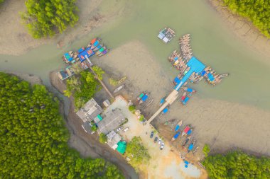 Hava üstten görünüm mangrov orman Samed Nangshe adalar Phang Nga Tayland, Baan Hinrom iskele