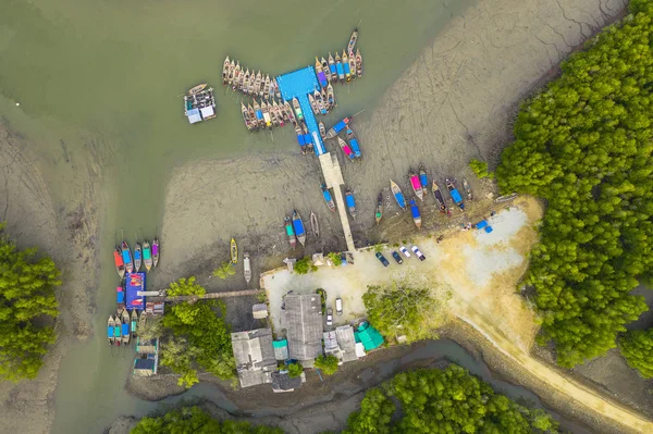 Hava üstten görünüm mangrov orman Samed Nangshe adalar Phang Nga Tayland, Baan Hinrom iskele