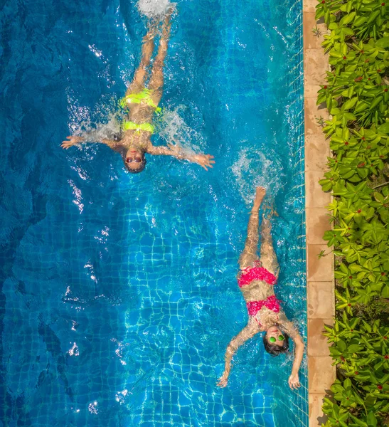 Luchtfoto Bovenaanzicht Boven Zwembad Vrouw Een Gele Bikini Vrouw Rode — Stockfoto