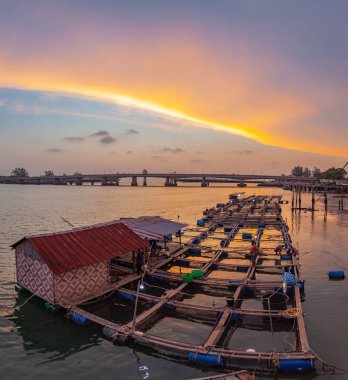 Gün batımında Sarasin Köprüsü 'nün yanında balık kafesi 