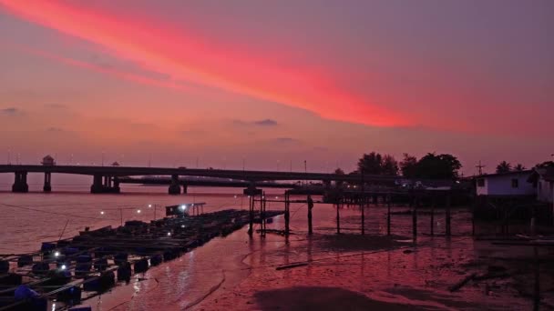 美丽的天空在日落下降到海边的鱼笼旁边萨拉辛桥 萨拉辛大桥连接普吉岛和攀牙府 — 图库视频影像