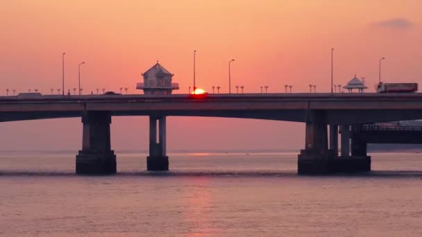 日没サラシン橋の後ろに海に下る時に美しい空 サラシン橋は土地によって接続する重要なルート — ストック動画