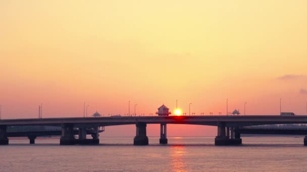 日没サラシン橋の後ろに海に下る時に美しい空 サラシン橋は土地によって接続する重要なルート — ストック動画
